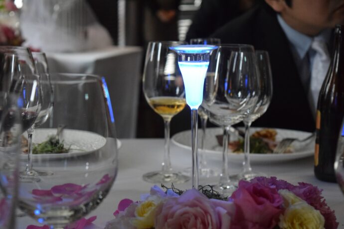 画像:青白く輝くグラス