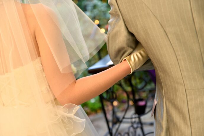 画像:花婿と腕を組む花嫁