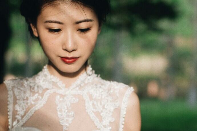 画像：ノースリーブのドレスを着た花嫁