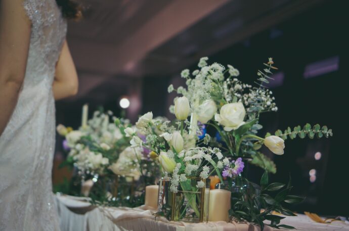 画像:ナイトウエディングのテーブル装花