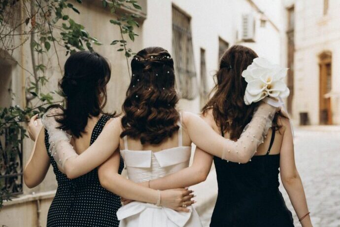 画像:肩を組んだ女性三人