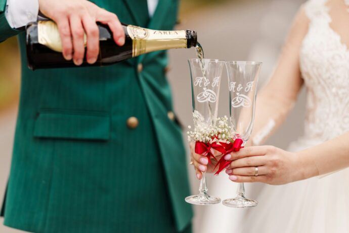 画像：新郎新婦グラスにシャンパンが注がれている