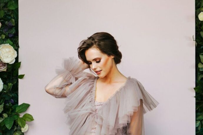 画像:グレーのドレスを着た女性