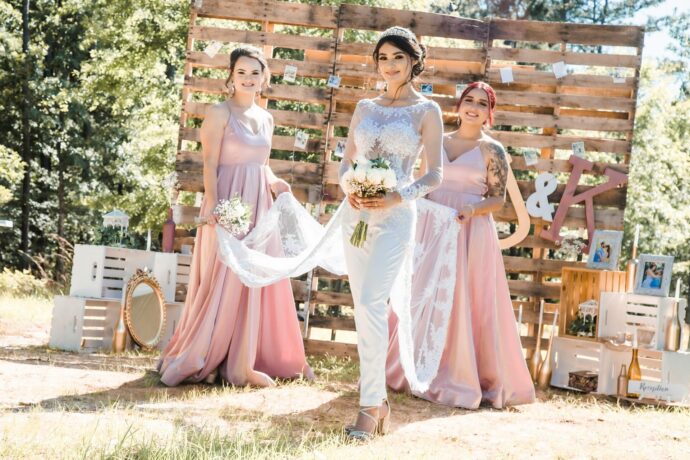 画像:ブライズメイドにトレーンを持ってもらう花嫁