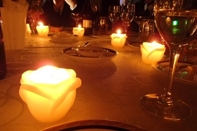 画像:テーブルのキャンドルが輝いている