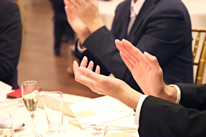 画像:拍手するゲスト