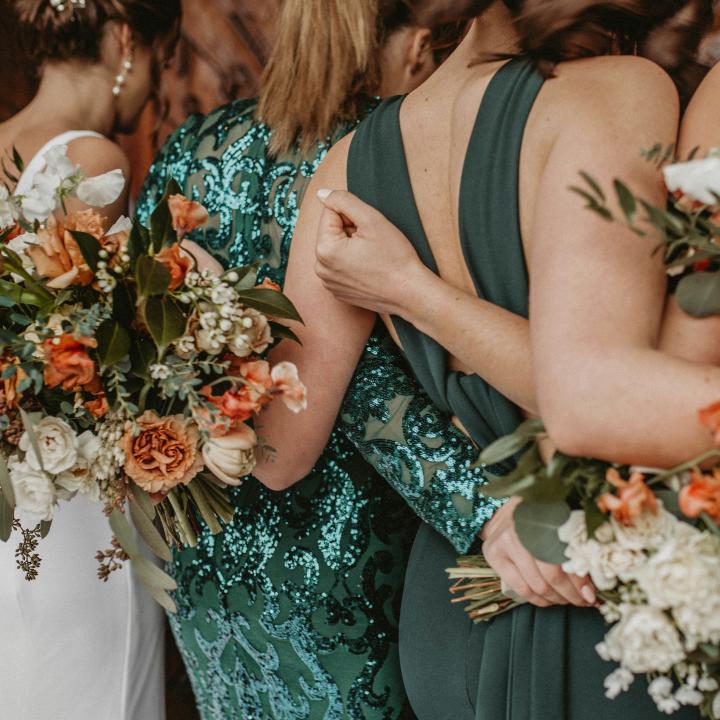 結婚式お呼ばれドレスは何色がいい？ マナーと人気カラーを解説