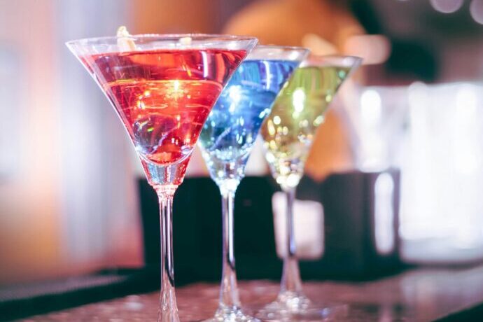 画像：カラフルなカクテル
