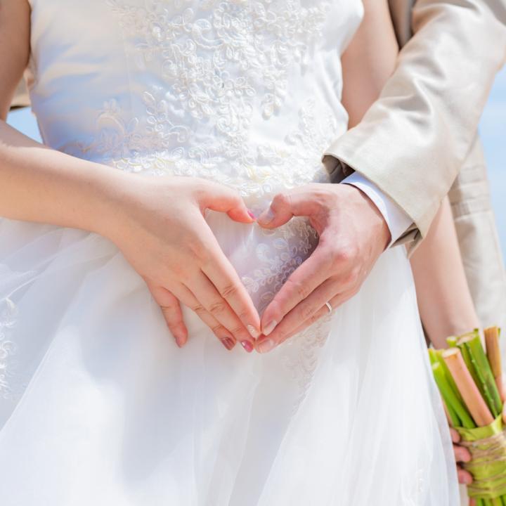 妊娠中のウエディングドレスの選び方｜何か月まで着られるの？