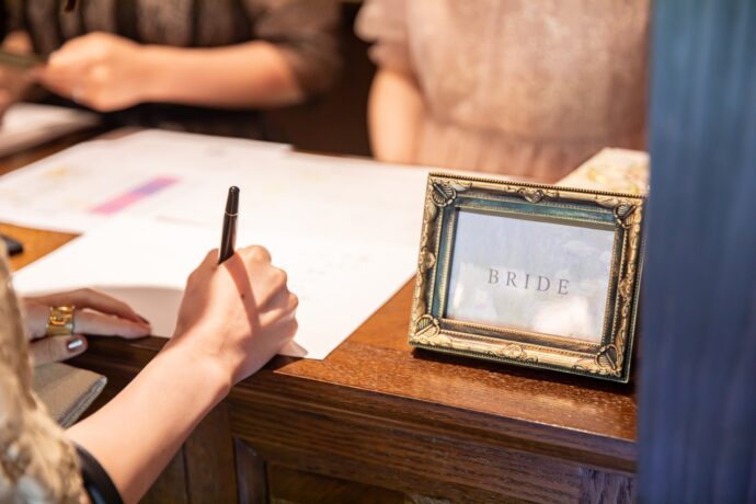 画像：新婦側の芳名帳に記名するゲスト