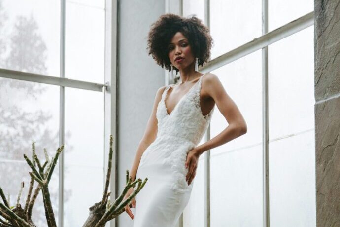 画像:スレンダーなウエディングドレスを着こなす女性