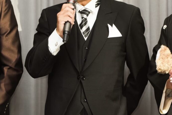画像：結婚式でマイクを持つ父親