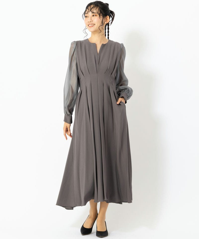 画像:グレーのお呼ばれドレス