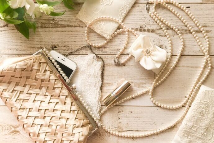 画像:パーティバッグと身だしなみグッズ