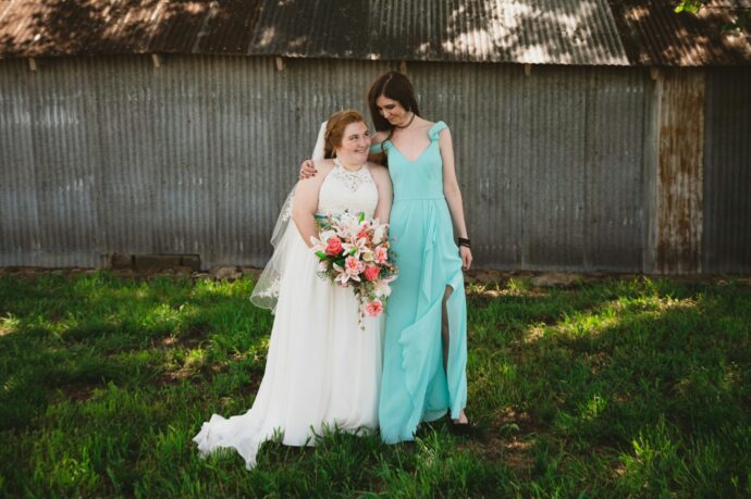 画像:寄り添い立つ花嫁と姉妹