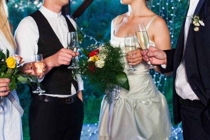 画像:ゲストと歓談を楽しむ新郎新婦