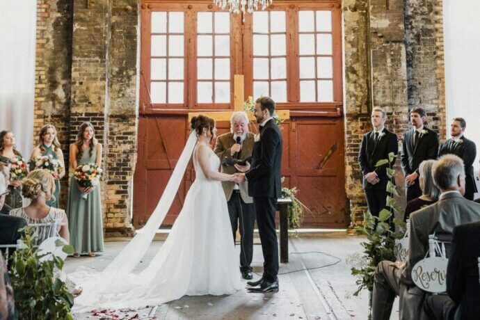 画像:教会で人前式を行う新郎新婦