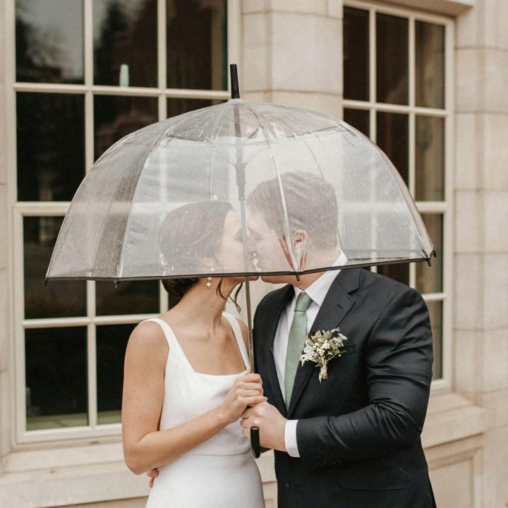 結婚式の前撮りが悪天候だったら？ 曇りや雨の日の演出