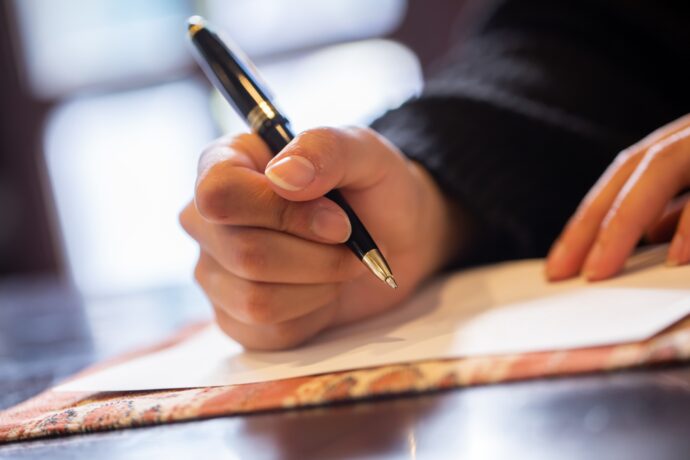 画像:ペンを持つ手