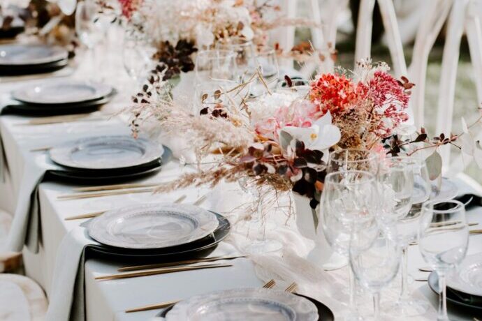 画像：白とピンクが基調のテーブルコーディネート