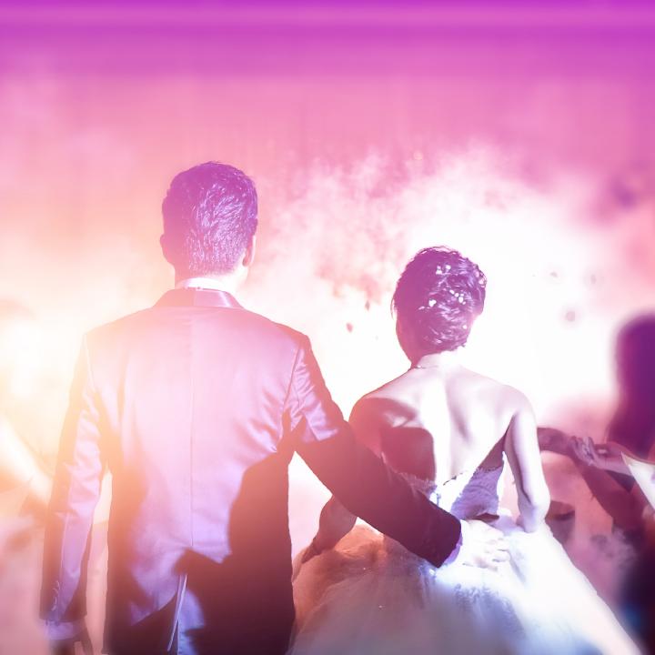 【2025最新】オープニングムービーにおすすめの洋楽・邦楽20選｜選び方のポイントも紹介