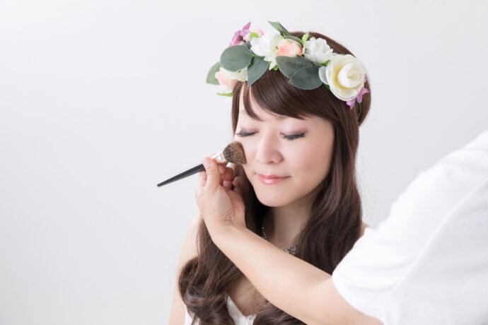 画像:ブライダルメイクを受ける花嫁