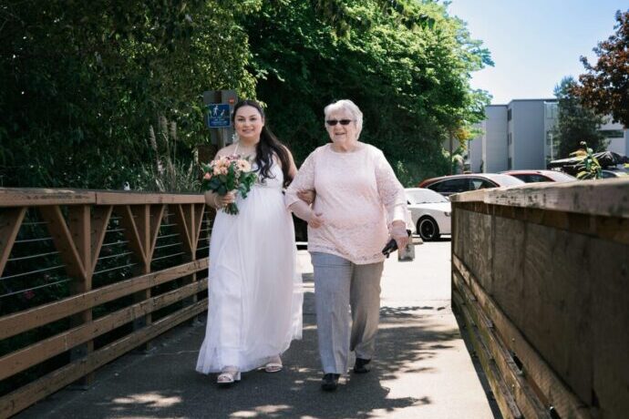 画像:花嫁と腕を組む高齢の女性