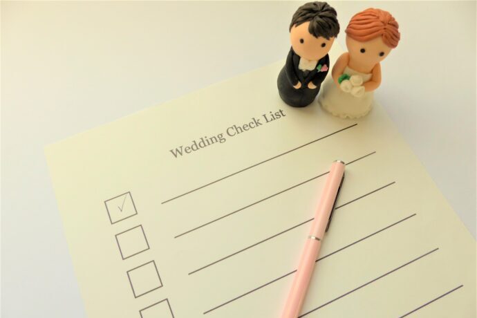 画像：チェックリストと新郎新婦のフィギュア