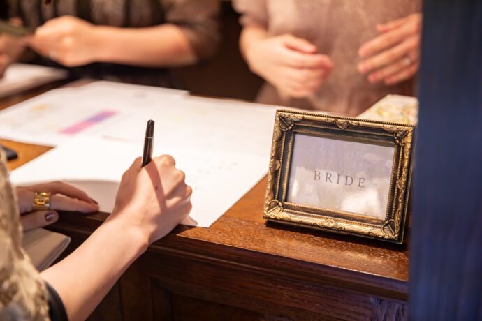 画像：新婦側で受付を済ませるゲスト