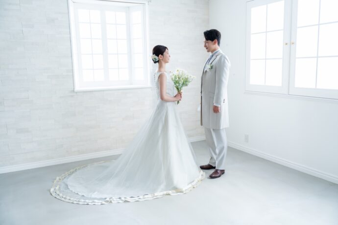 画像:白い部屋で向き合う新郎新婦