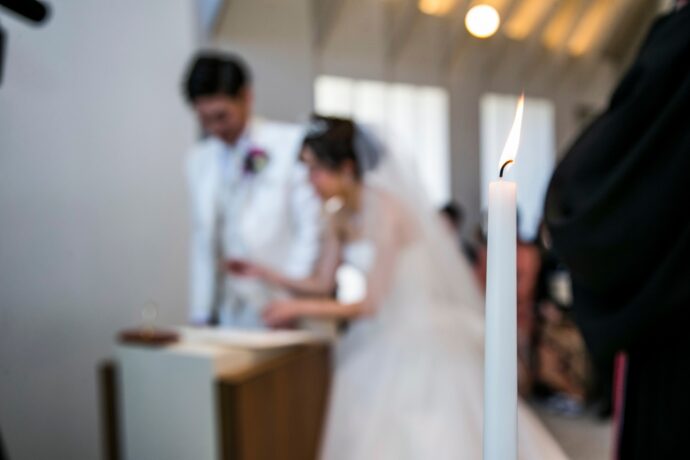 画像：結婚証明書にサインする新郎新婦