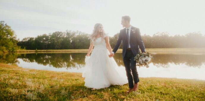 画像:湖畔を歩く新郎新婦