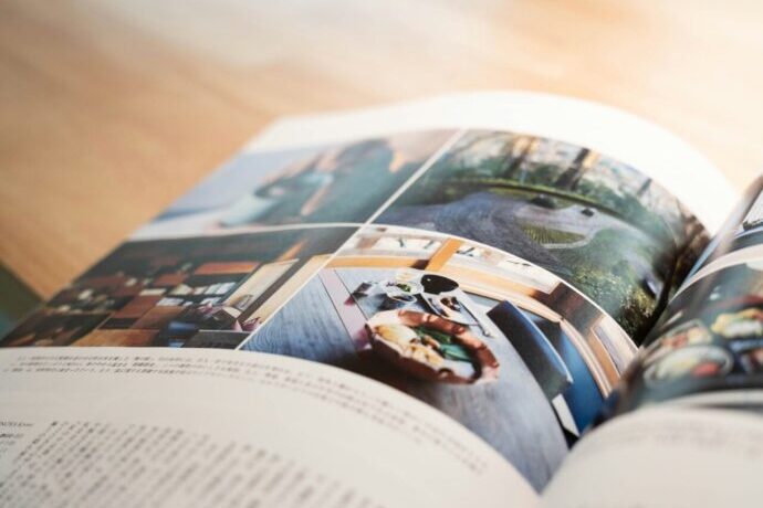 画像：ページが開いたカタログ