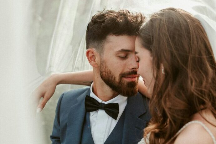 画像：おでこを寄せ合う新郎新婦