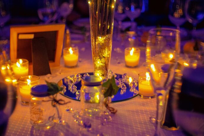 画像：キャンドルに照らされたテーブル