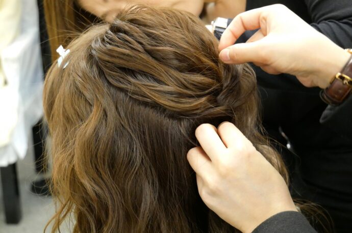 画像：ヘアアレンジ中の女性