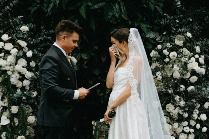 画像:新郎の手紙に涙ぐむ新婦