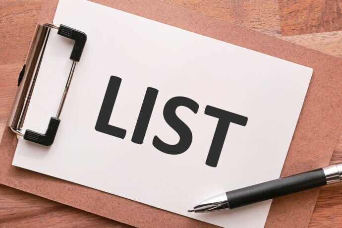画像：LISTと書かれた紙