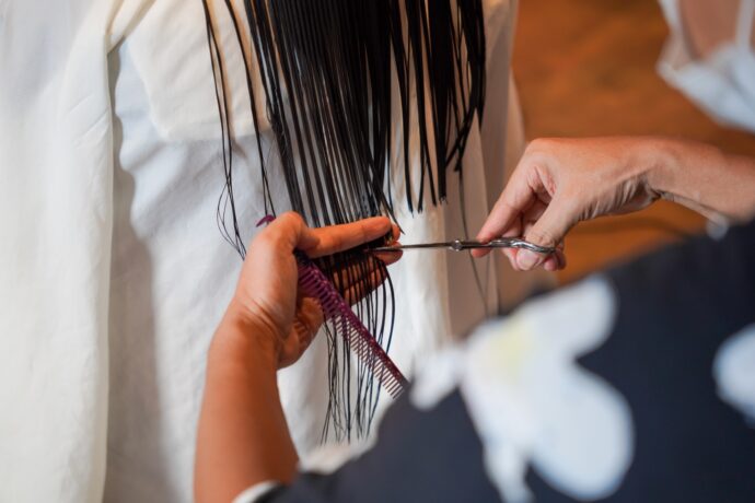 画像：毛先を切りそろえている女性