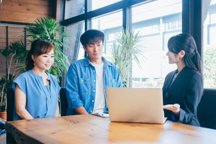 画像：商談を受ける男女