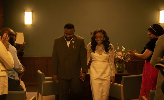 画像：バージンロードを歩いて退場する新郎新婦