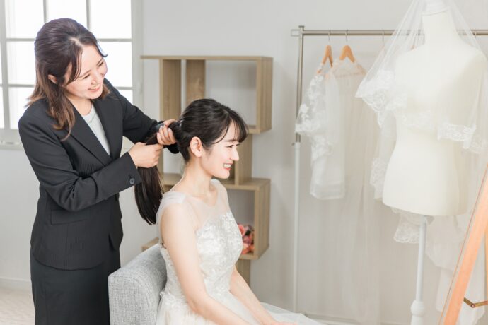画像：ヘアセットされる花嫁