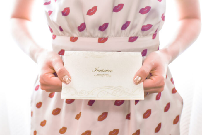 画像:封筒を差し出す女性