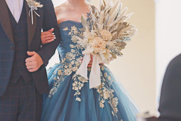 画像：スカイブルーのドレスを着た花嫁