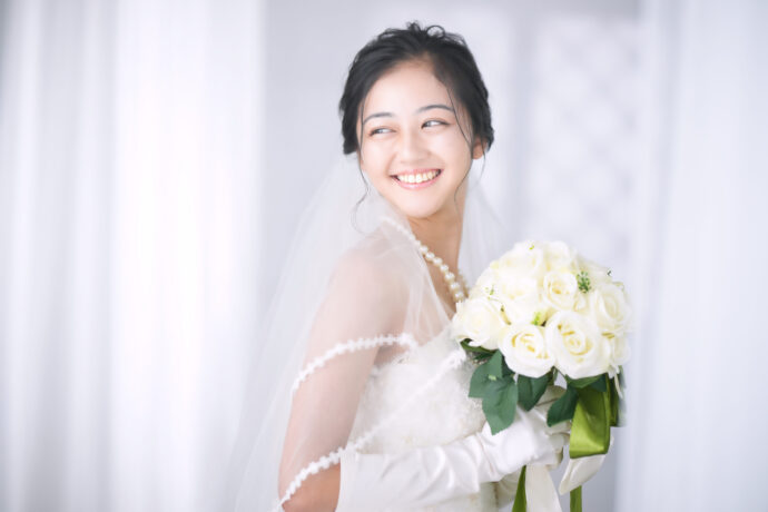 画像：振り向いて笑む花嫁