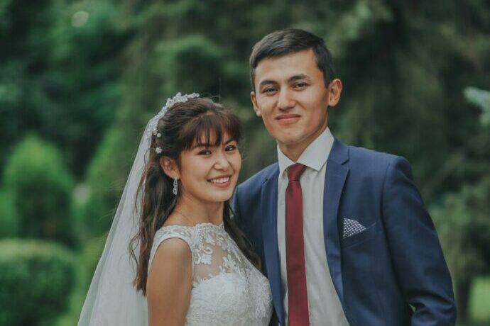 画像：寄り添って立つ新郎新婦