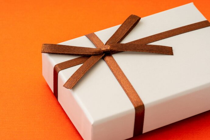 画像：茶色いリボンがかかった白いプレゼントボックス