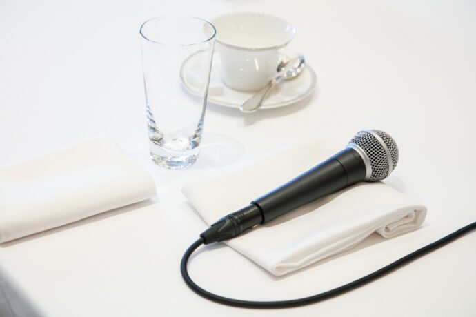 画像：マイクとカップ