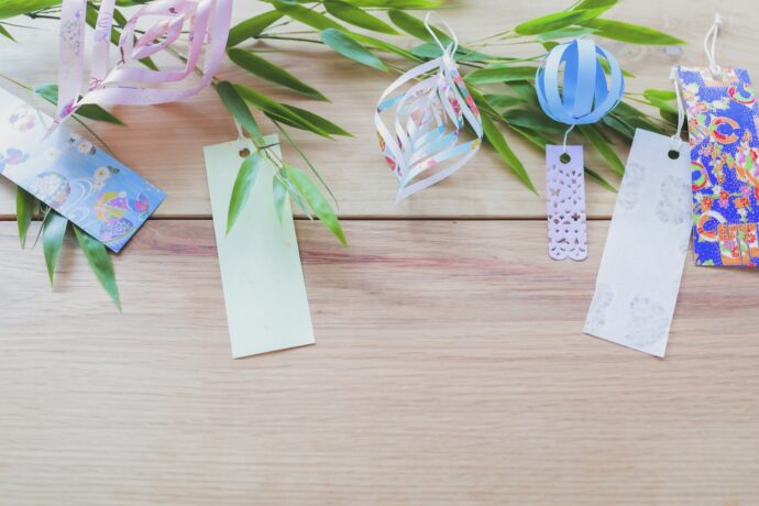 画像：笹の葉と七夕飾り