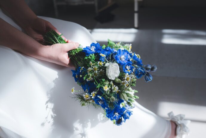 画像:青いブーケを持った花嫁